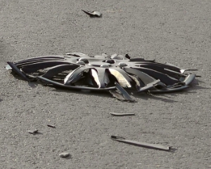 Repairing a rim on your own can only be done if you've got the tools and the experience Cracked hubcap from broken rim